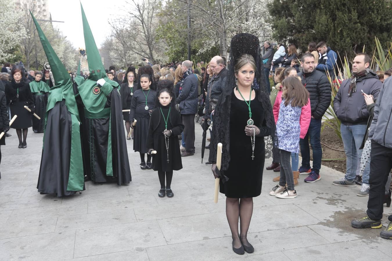 Este Viernes Santo ha vuelto la Legión a Granada. El Cristo de la Buena Muerte ha salido a las calles escoltado por una Escuadra de Gastadores de La Legión. En concreto, las unidades que se han desplazado hasta Granada pertenecen a la Brigada Rey Alfonso XIII II de la Legión con sede en Viator (Almería)