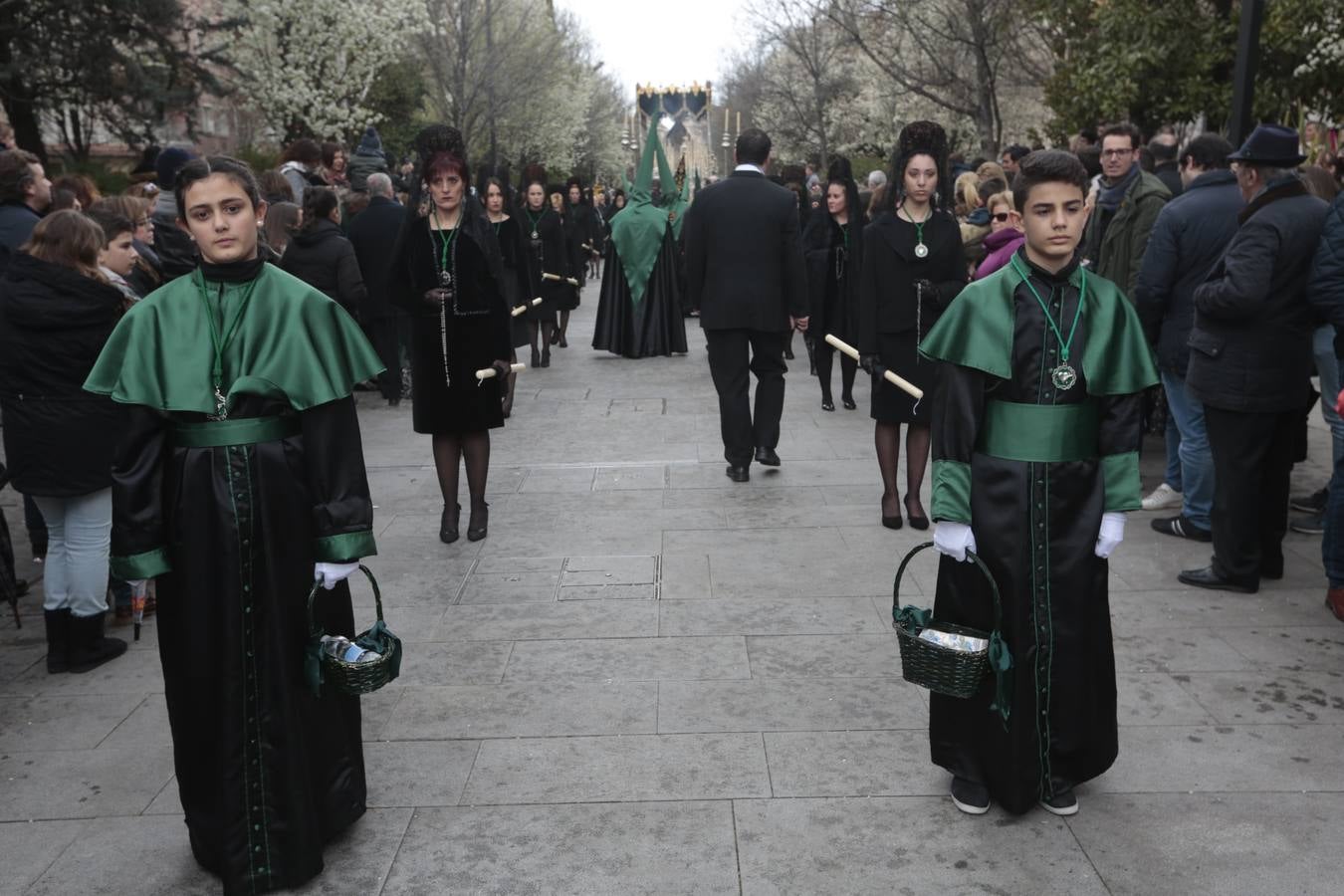 Este Viernes Santo ha vuelto la Legión a Granada. El Cristo de la Buena Muerte ha salido a las calles escoltado por una Escuadra de Gastadores de La Legión. En concreto, las unidades que se han desplazado hasta Granada pertenecen a la Brigada Rey Alfonso XIII II de la Legión con sede en Viator (Almería)