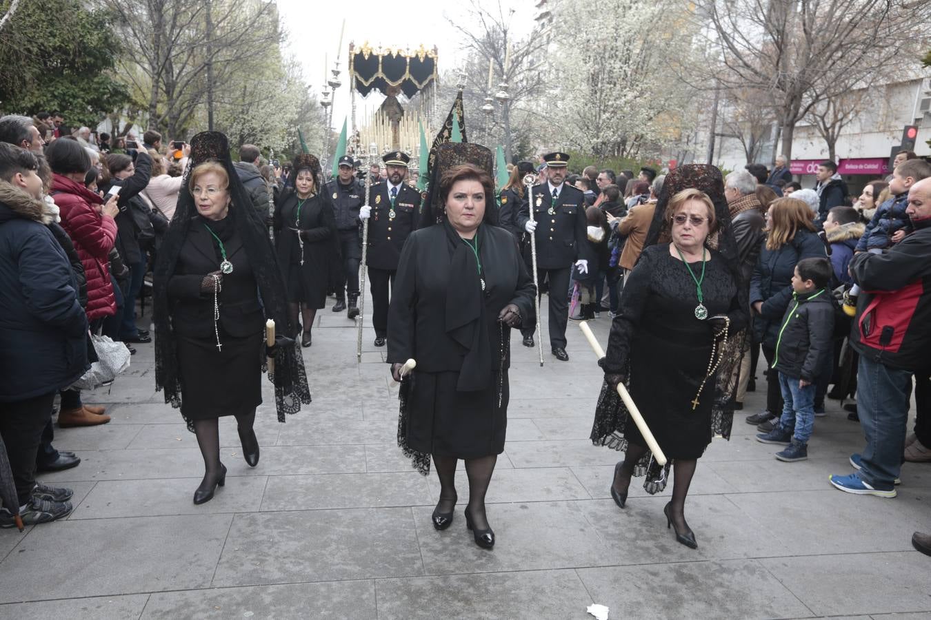 Este Viernes Santo ha vuelto la Legión a Granada. El Cristo de la Buena Muerte ha salido a las calles escoltado por una Escuadra de Gastadores de La Legión. En concreto, las unidades que se han desplazado hasta Granada pertenecen a la Brigada Rey Alfonso XIII II de la Legión con sede en Viator (Almería)