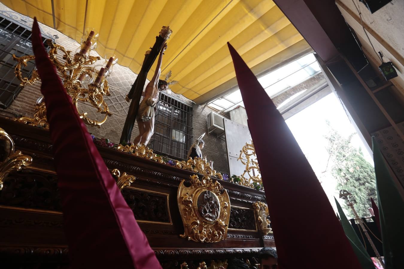 Este Viernes Santo ha vuelto la Legión a Granada. El Cristo de la Buena Muerte ha salido a las calles escoltado por una Escuadra de Gastadores de La Legión. En concreto, las unidades que se han desplazado hasta Granada pertenecen a la Brigada Rey Alfonso XIII II de la Legión con sede en Viator (Almería)