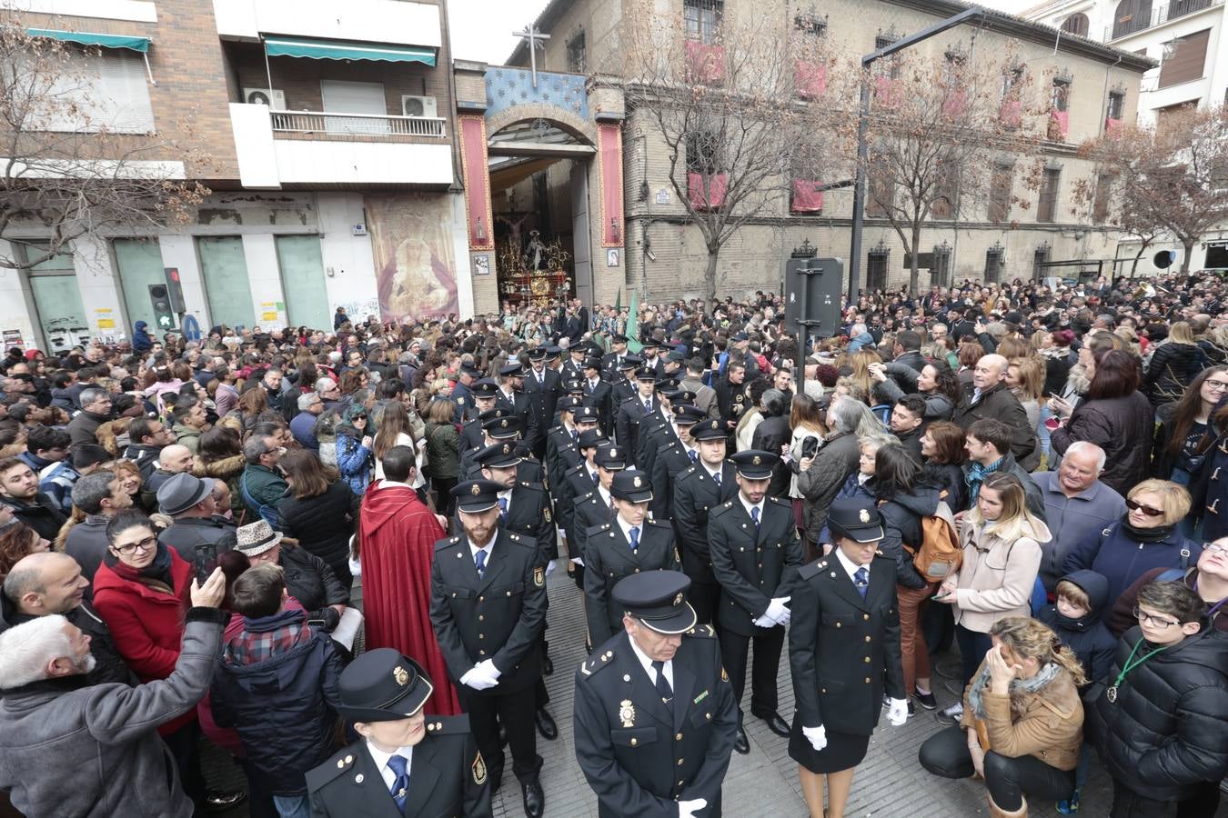 Este Viernes Santo ha vuelto la Legión a Granada. El Cristo de la Buena Muerte ha salido a las calles escoltado por una Escuadra de Gastadores de La Legión. En concreto, las unidades que se han desplazado hasta Granada pertenecen a la Brigada Rey Alfonso XIII II de la Legión con sede en Viator (Almería)