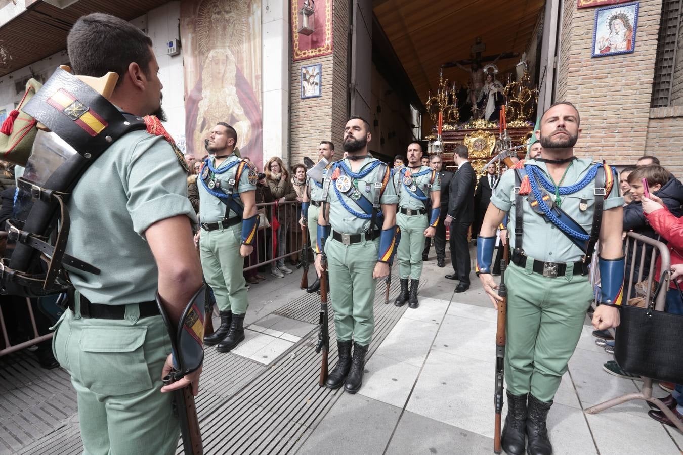 Este Viernes Santo ha vuelto la Legión a Granada. El Cristo de la Buena Muerte ha salido a las calles escoltado por una Escuadra de Gastadores de La Legión. En concreto, las unidades que se han desplazado hasta Granada pertenecen a la Brigada Rey Alfonso XIII II de la Legión con sede en Viator (Almería)