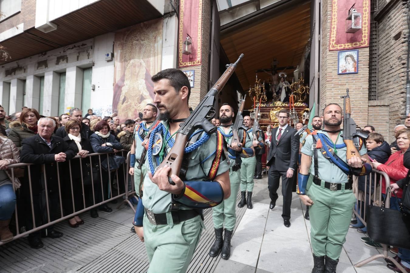 Este Viernes Santo ha vuelto la Legión a Granada. El Cristo de la Buena Muerte ha salido a las calles escoltado por una Escuadra de Gastadores de La Legión. En concreto, las unidades que se han desplazado hasta Granada pertenecen a la Brigada Rey Alfonso XIII II de la Legión con sede en Viator (Almería)