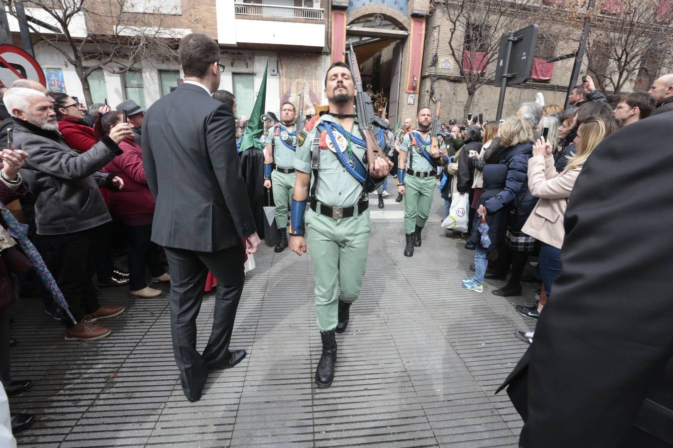 Este Viernes Santo ha vuelto la Legión a Granada. El Cristo de la Buena Muerte ha salido a las calles escoltado por una Escuadra de Gastadores de La Legión. En concreto, las unidades que se han desplazado hasta Granada pertenecen a la Brigada Rey Alfonso XIII II de la Legión con sede en Viator (Almería)