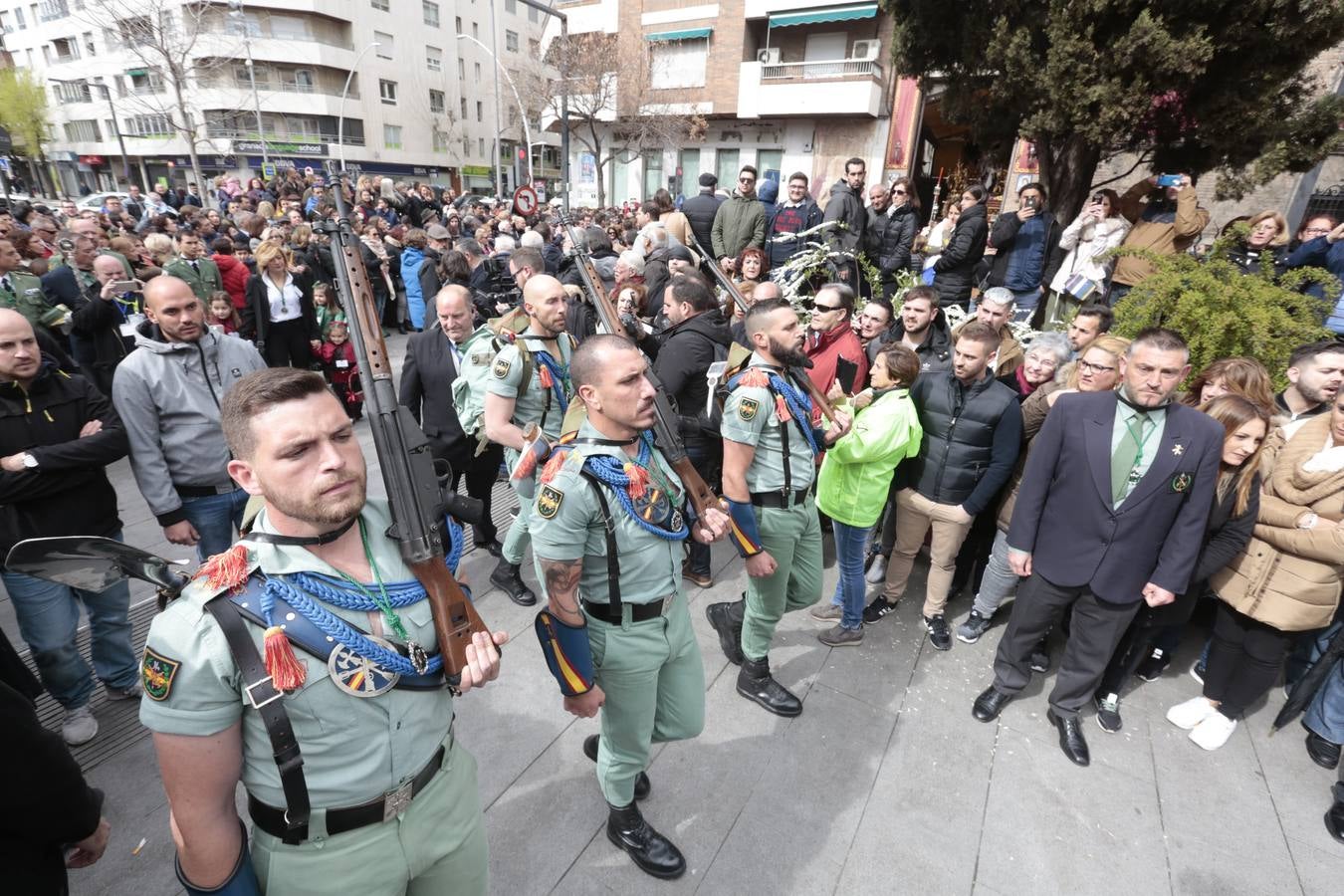 Este Viernes Santo ha vuelto la Legión a Granada. El Cristo de la Buena Muerte ha salido a las calles escoltado por una Escuadra de Gastadores de La Legión. En concreto, las unidades que se han desplazado hasta Granada pertenecen a la Brigada Rey Alfonso XIII II de la Legión con sede en Viator (Almería)