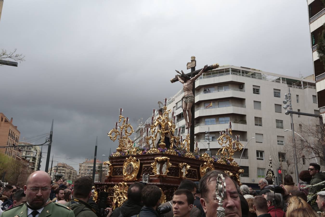 Este Viernes Santo ha vuelto la Legión a Granada. El Cristo de la Buena Muerte ha salido a las calles escoltado por una Escuadra de Gastadores de La Legión. En concreto, las unidades que se han desplazado hasta Granada pertenecen a la Brigada Rey Alfonso XIII II de la Legión con sede en Viator (Almería)