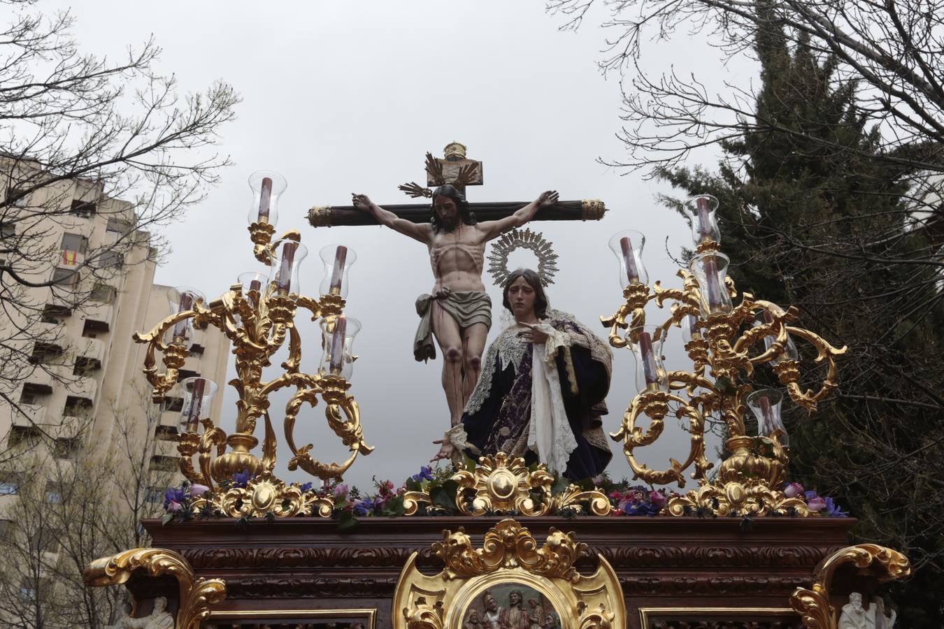 Este Viernes Santo ha vuelto la Legión a Granada. El Cristo de la Buena Muerte ha salido a las calles escoltado por una Escuadra de Gastadores de La Legión. En concreto, las unidades que se han desplazado hasta Granada pertenecen a la Brigada Rey Alfonso XIII II de la Legión con sede en Viator (Almería)