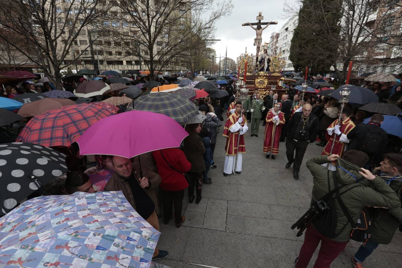 Este Viernes Santo ha vuelto la Legión a Granada. El Cristo de la Buena Muerte ha salido a las calles escoltado por una Escuadra de Gastadores de La Legión. En concreto, las unidades que se han desplazado hasta Granada pertenecen a la Brigada Rey Alfonso XIII II de la Legión con sede en Viator (Almería)