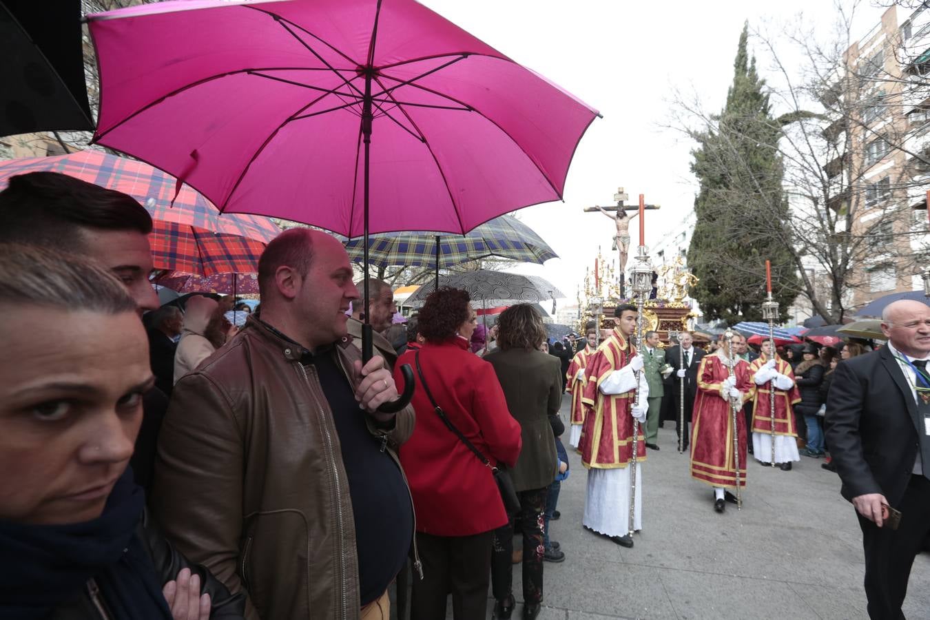 Este Viernes Santo ha vuelto la Legión a Granada. El Cristo de la Buena Muerte ha salido a las calles escoltado por una Escuadra de Gastadores de La Legión. En concreto, las unidades que se han desplazado hasta Granada pertenecen a la Brigada Rey Alfonso XIII II de la Legión con sede en Viator (Almería)