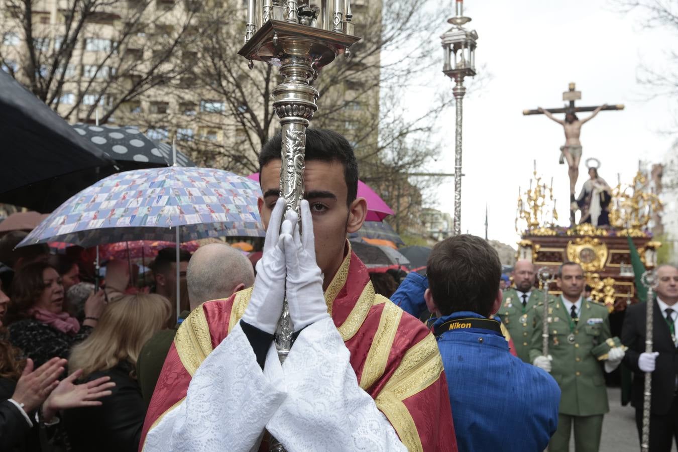 Este Viernes Santo ha vuelto la Legión a Granada. El Cristo de la Buena Muerte ha salido a las calles escoltado por una Escuadra de Gastadores de La Legión. En concreto, las unidades que se han desplazado hasta Granada pertenecen a la Brigada Rey Alfonso XIII II de la Legión con sede en Viator (Almería)