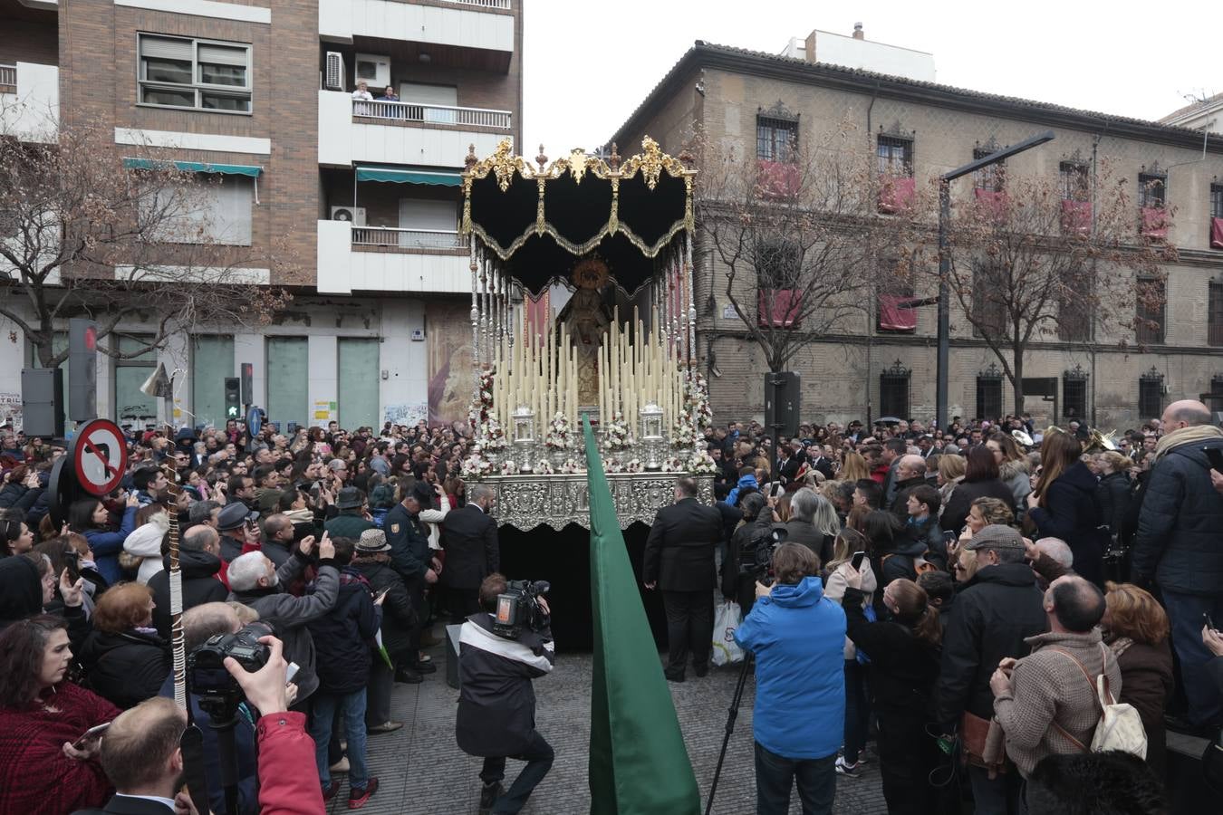 Este Viernes Santo ha vuelto la Legión a Granada. El Cristo de la Buena Muerte ha salido a las calles escoltado por una Escuadra de Gastadores de La Legión. En concreto, las unidades que se han desplazado hasta Granada pertenecen a la Brigada Rey Alfonso XIII II de la Legión con sede en Viator (Almería)