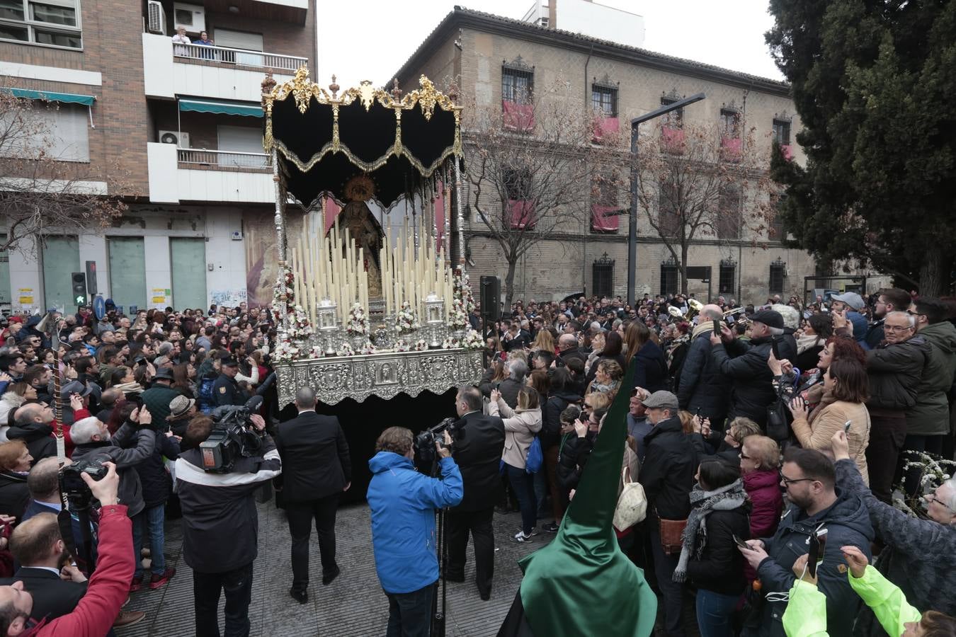 Este Viernes Santo ha vuelto la Legión a Granada. El Cristo de la Buena Muerte ha salido a las calles escoltado por una Escuadra de Gastadores de La Legión. En concreto, las unidades que se han desplazado hasta Granada pertenecen a la Brigada Rey Alfonso XIII II de la Legión con sede en Viator (Almería)