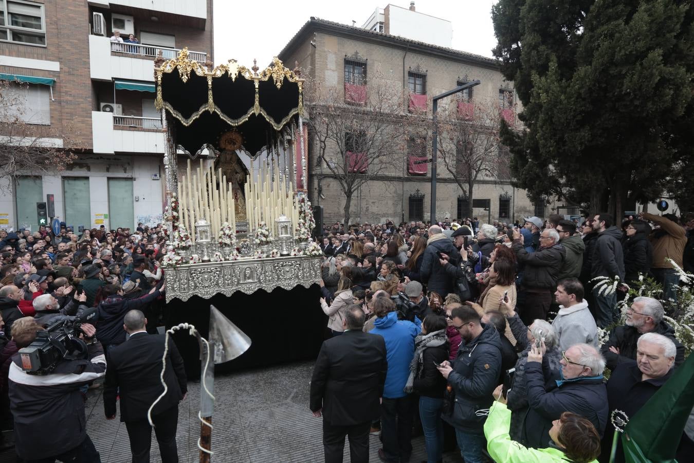 Este Viernes Santo ha vuelto la Legión a Granada. El Cristo de la Buena Muerte ha salido a las calles escoltado por una Escuadra de Gastadores de La Legión. En concreto, las unidades que se han desplazado hasta Granada pertenecen a la Brigada Rey Alfonso XIII II de la Legión con sede en Viator (Almería)