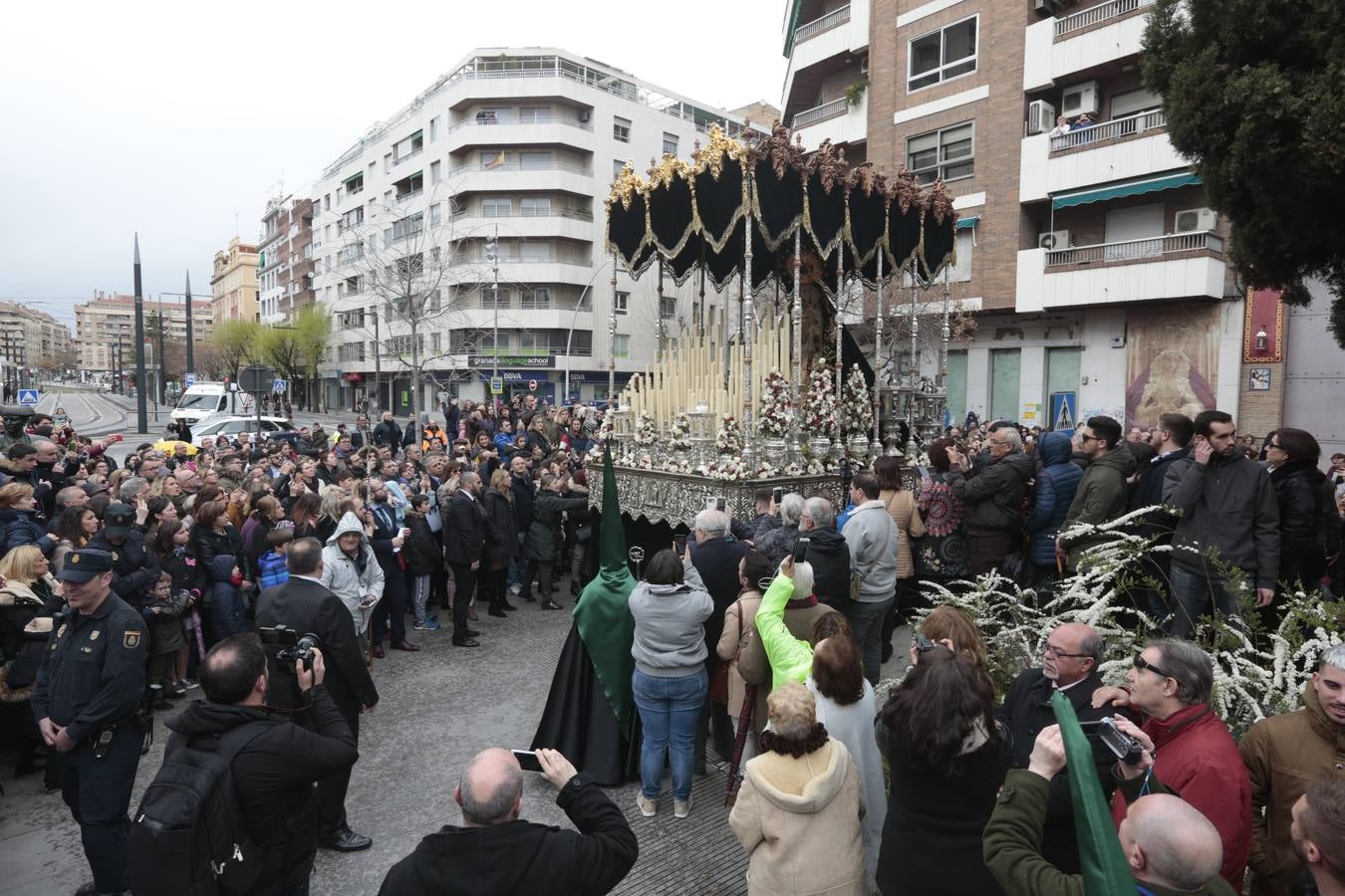 Este Viernes Santo ha vuelto la Legión a Granada. El Cristo de la Buena Muerte ha salido a las calles escoltado por una Escuadra de Gastadores de La Legión. En concreto, las unidades que se han desplazado hasta Granada pertenecen a la Brigada Rey Alfonso XIII II de la Legión con sede en Viator (Almería)