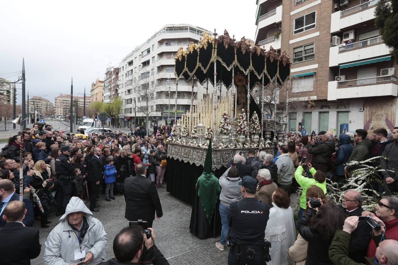 Este Viernes Santo ha vuelto la Legión a Granada. El Cristo de la Buena Muerte ha salido a las calles escoltado por una Escuadra de Gastadores de La Legión. En concreto, las unidades que se han desplazado hasta Granada pertenecen a la Brigada Rey Alfonso XIII II de la Legión con sede en Viator (Almería)