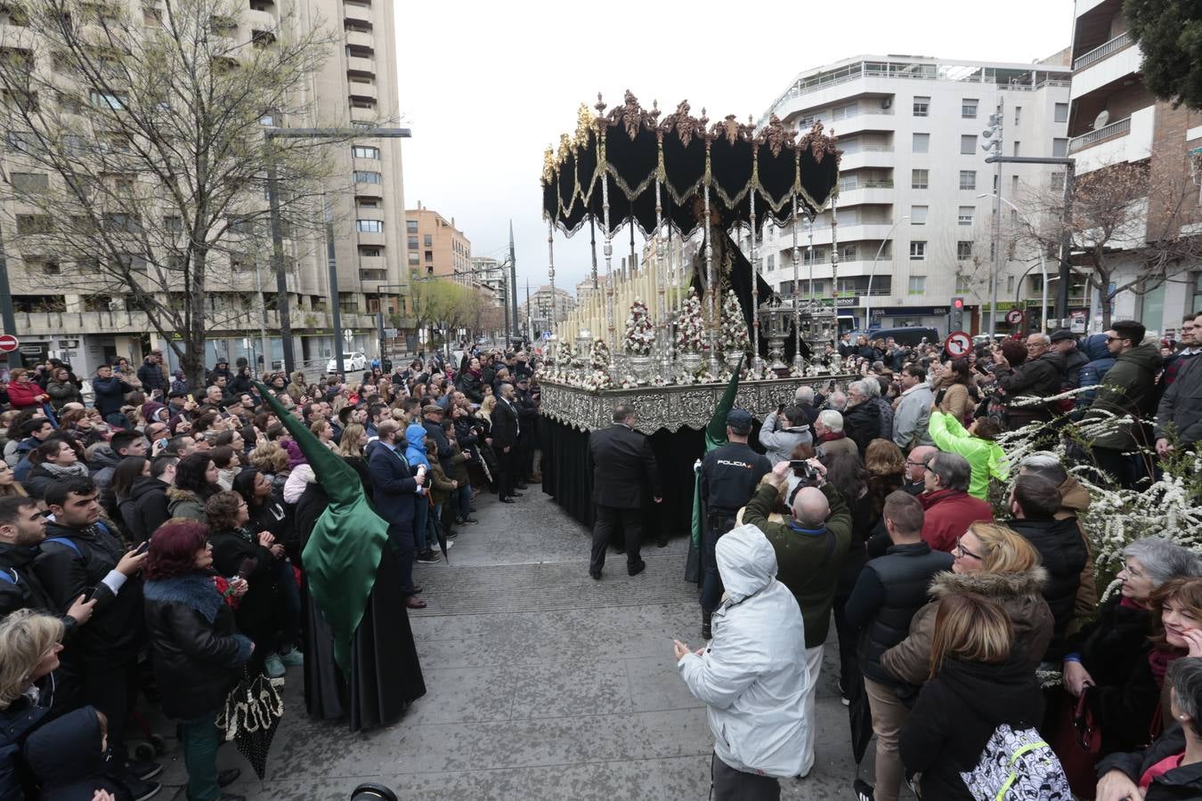 Este Viernes Santo ha vuelto la Legión a Granada. El Cristo de la Buena Muerte ha salido a las calles escoltado por una Escuadra de Gastadores de La Legión. En concreto, las unidades que se han desplazado hasta Granada pertenecen a la Brigada Rey Alfonso XIII II de la Legión con sede en Viator (Almería)