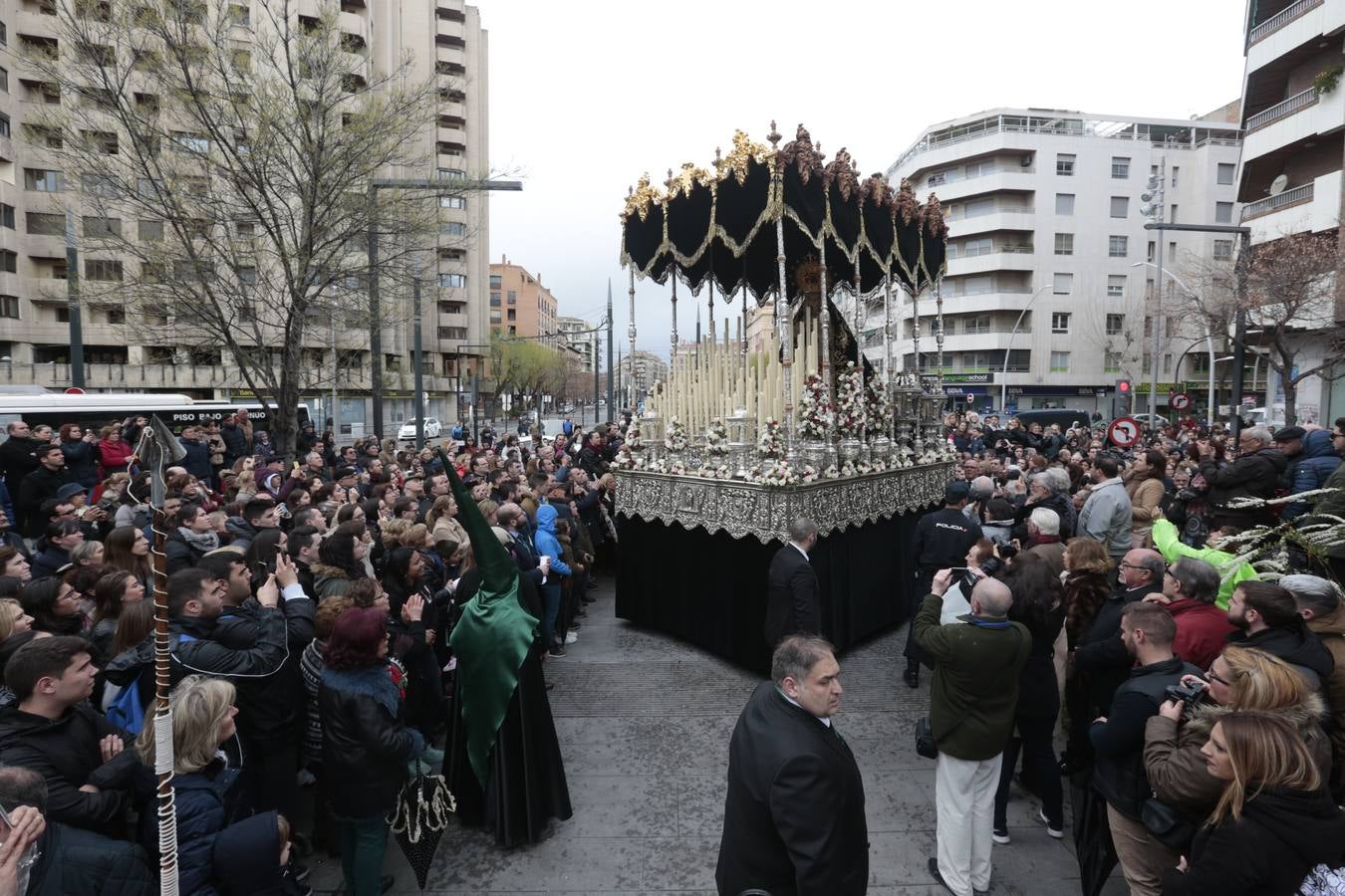 Este Viernes Santo ha vuelto la Legión a Granada. El Cristo de la Buena Muerte ha salido a las calles escoltado por una Escuadra de Gastadores de La Legión. En concreto, las unidades que se han desplazado hasta Granada pertenecen a la Brigada Rey Alfonso XIII II de la Legión con sede en Viator (Almería)