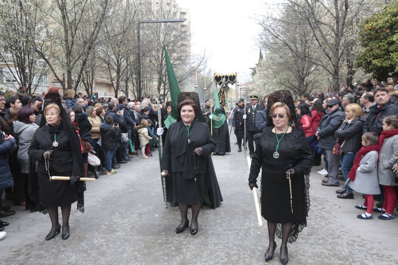 Este Viernes Santo ha vuelto la Legión a Granada. El Cristo de la Buena Muerte ha salido a las calles escoltado por una Escuadra de Gastadores de La Legión. En concreto, las unidades que se han desplazado hasta Granada pertenecen a la Brigada Rey Alfonso XIII II de la Legión con sede en Viator (Almería)