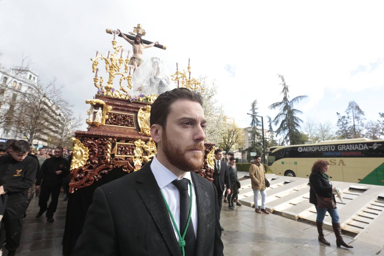 La lluvia obliga a la cofradía a volver a su templo