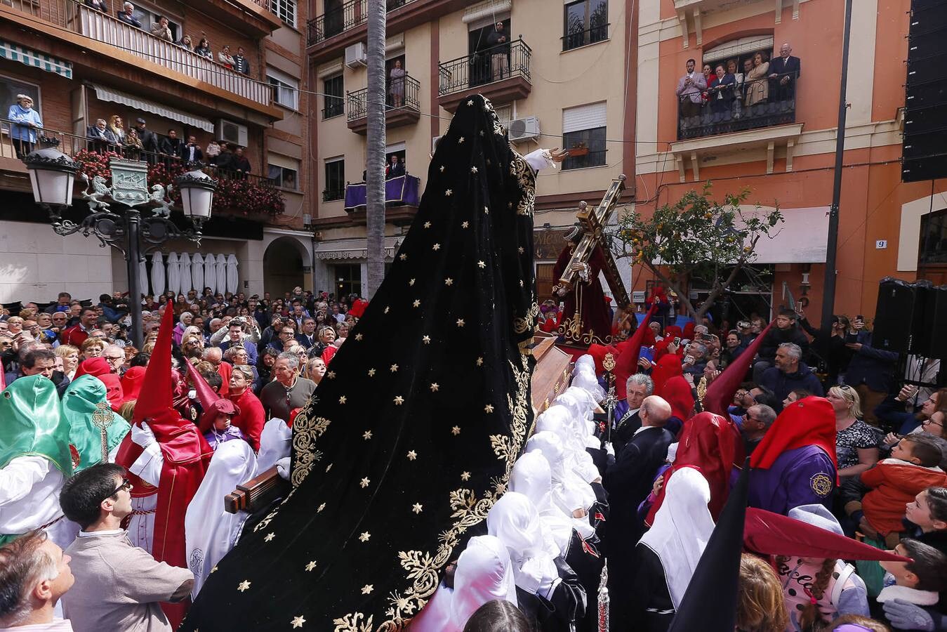 La Semana Santa sexitana sorprende a todo aquel que pasea por la calles del municipio desde el Domingo de Ramos hasta el Domingo de Resurrección. Sin embargo, el Viernes Santo constituye el elemento diferenciador, el día clave que distingue a Almuñécar del resto de ciudades y localidades que celebran su semana grande. ‘El Paso’, organizado por la Agrupación de Hermandades y Cofradías, sorprende año tras año a los que miran este acto con ojos de primerizos.