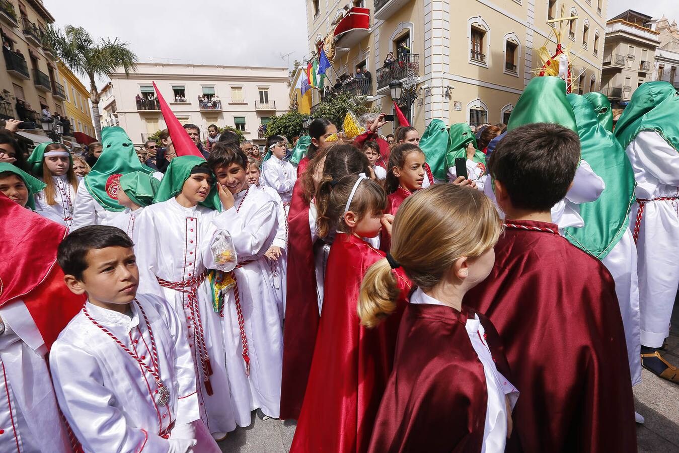 La Semana Santa sexitana sorprende a todo aquel que pasea por la calles del municipio desde el Domingo de Ramos hasta el Domingo de Resurrección. Sin embargo, el Viernes Santo constituye el elemento diferenciador, el día clave que distingue a Almuñécar del resto de ciudades y localidades que celebran su semana grande. ‘El Paso’, organizado por la Agrupación de Hermandades y Cofradías, sorprende año tras año a los que miran este acto con ojos de primerizos.