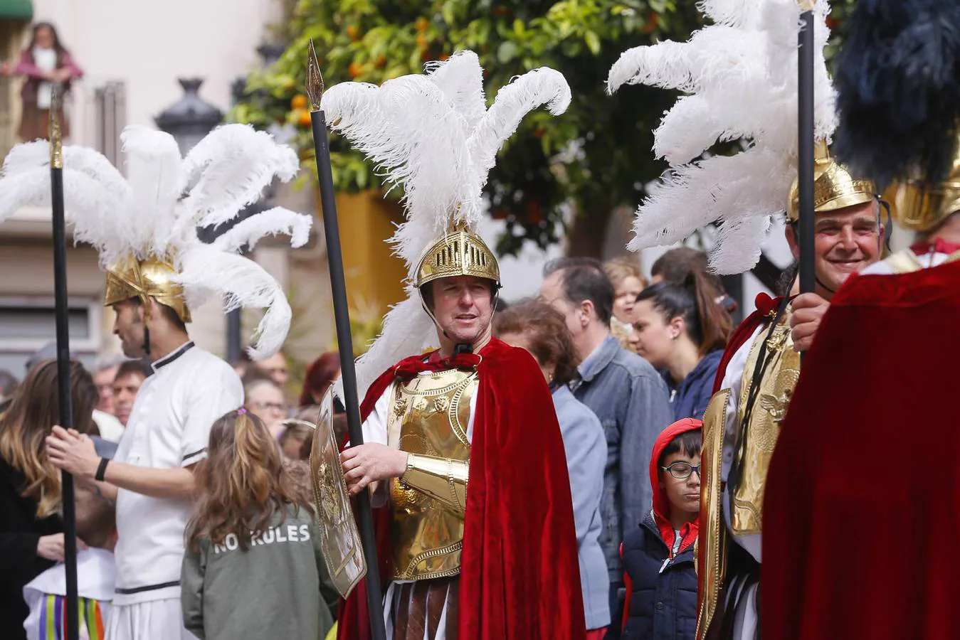 La Semana Santa sexitana sorprende a todo aquel que pasea por la calles del municipio desde el Domingo de Ramos hasta el Domingo de Resurrección. Sin embargo, el Viernes Santo constituye el elemento diferenciador, el día clave que distingue a Almuñécar del resto de ciudades y localidades que celebran su semana grande. ‘El Paso’, organizado por la Agrupación de Hermandades y Cofradías, sorprende año tras año a los que miran este acto con ojos de primerizos.