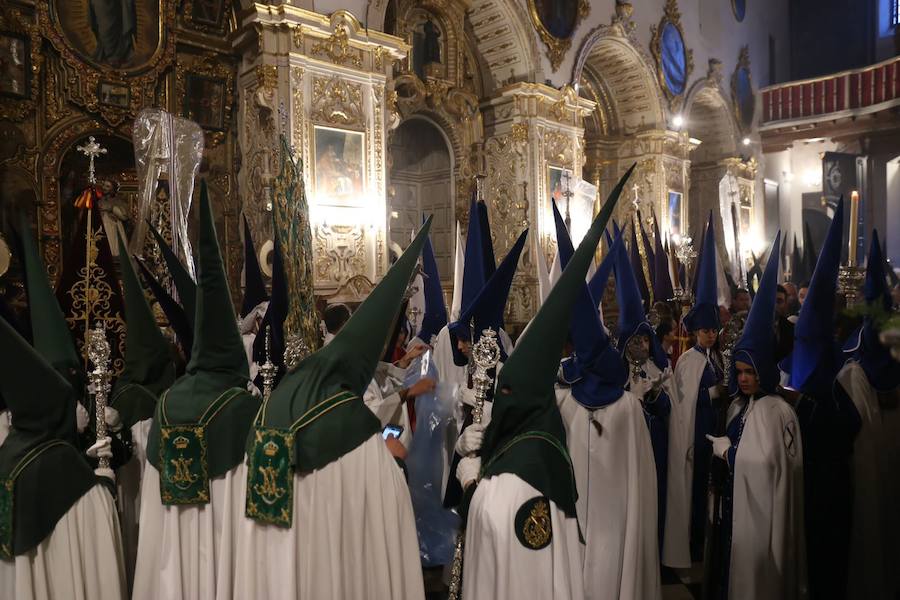 Este Viernes Santo ha estado marcado por las intermitentes precipitaciones que han alterado el normal desfile de algunas cofradías 