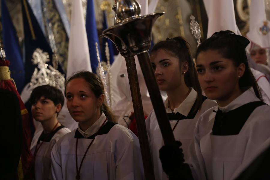 Este Viernes Santo ha estado marcado por las intermitentes precipitaciones que han alterado el normal desfile de algunas cofradías 