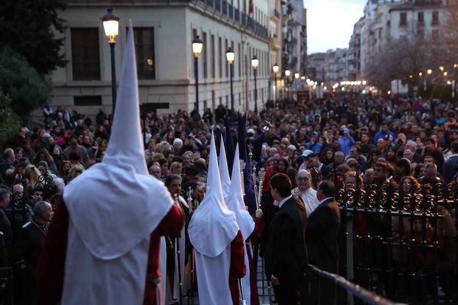 Este Viernes Santo ha estado marcado por las intermitentes precipitaciones que han alterado el normal desfile de algunas cofradías 