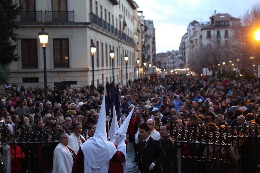 Este Viernes Santo ha estado marcado por las intermitentes precipitaciones que han alterado el normal desfile de algunas cofradías 