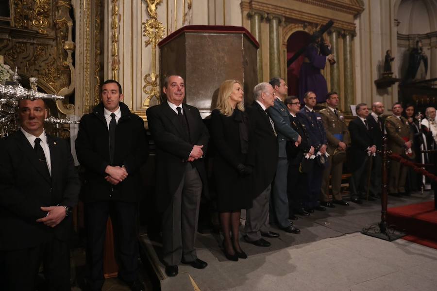 Este Viernes Santo ha estado marcado por las intermitentes precipitaciones que han alterado el normal desfile de algunas cofradías 