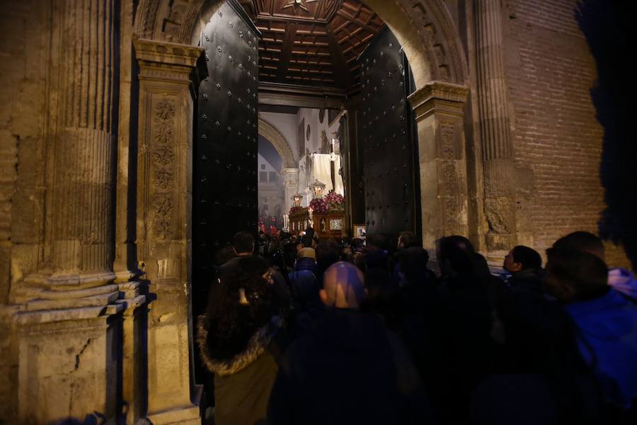 Este Viernes Santo ha estado marcado por las intermitentes precipitaciones que han alterado el normal desfile de algunas cofradías 