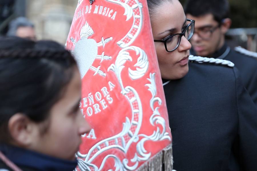 Este Viernes Santo ha estado marcado por las intermitentes precipitaciones que han alterado el normal desfile de algunas cofradías 