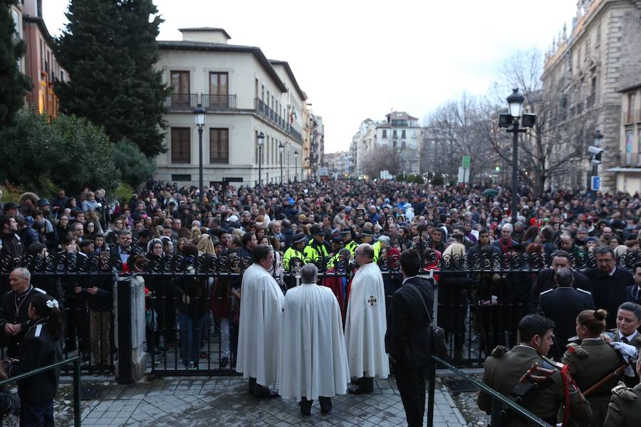 Este Viernes Santo ha estado marcado por las intermitentes precipitaciones que han alterado el normal desfile de algunas cofradías 