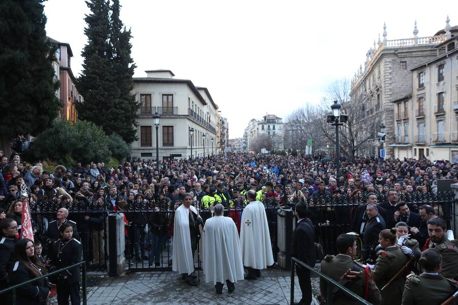 Este Viernes Santo ha estado marcado por las intermitentes precipitaciones que han alterado el normal desfile de algunas cofradías 