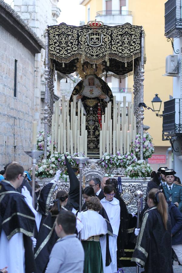 La Hermandad de la Vera-Cruz realizó una espléndida estación de penitencia en el Jueves Santo jienense | María Santísima de los Dolores lució en su parte frontal un homenaje al niño Gabriel Cruz, hallado muerto en Almería hace unas semanas