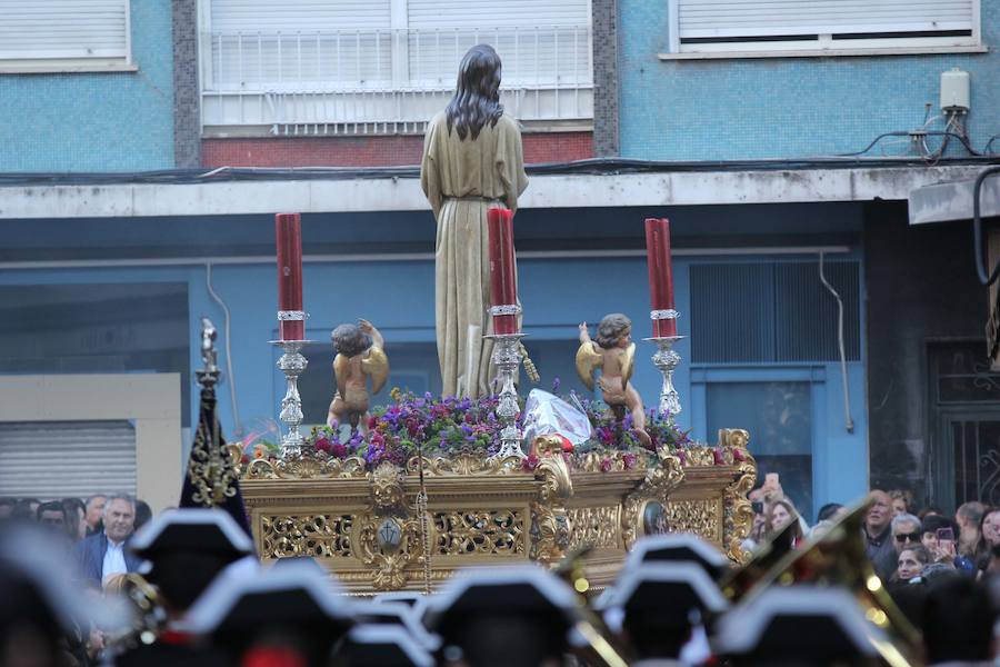 La Hermandad de la Vera-Cruz realizó una espléndida estación de penitencia en el Jueves Santo jienense | María Santísima de los Dolores lució en su parte frontal un homenaje al niño Gabriel Cruz, hallado muerto en Almería hace unas semanas