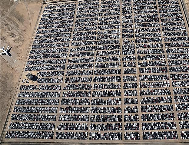 Una inmensa parcela desértica de Victorville, en California, concentra miles de coches que la compañía alemana ha recuperado para su reparación tras el escándalo de 2015.