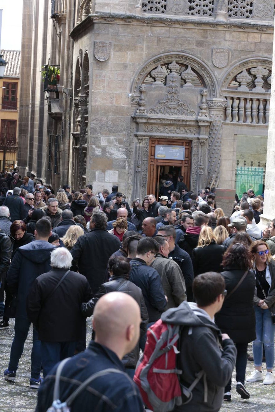 El Sábado Santo luce lleno de visitantes en las principales calles de la capital