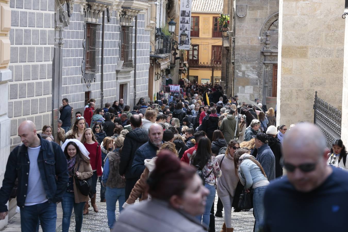 El Sábado Santo luce lleno de visitantes en las principales calles de la capital