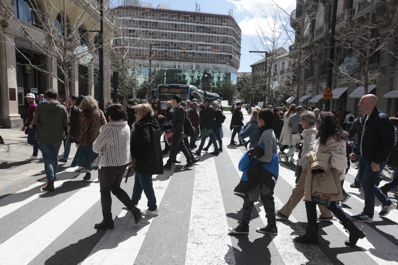 El Sábado Santo luce lleno de visitantes en las principales calles de la capital