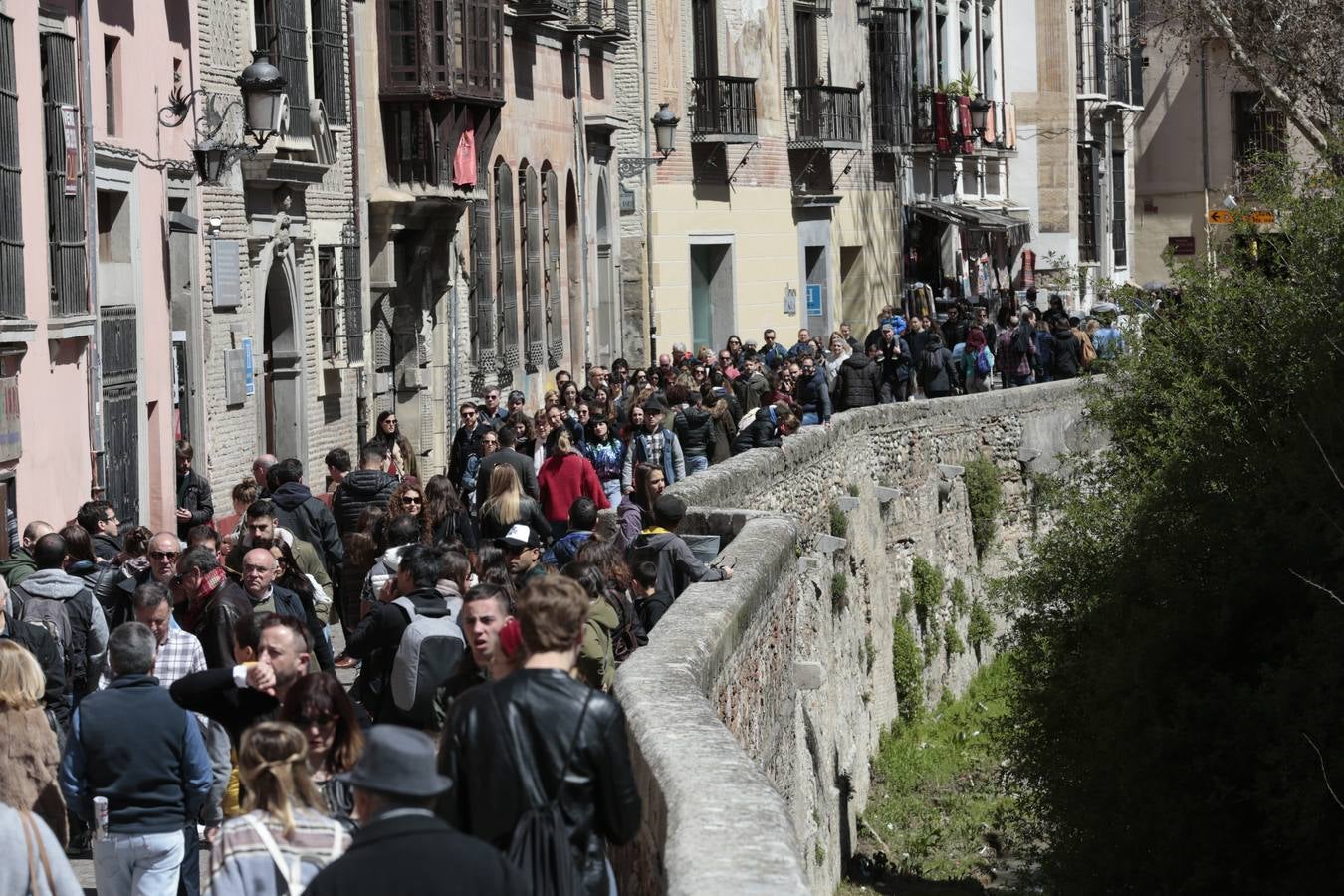 El Sábado Santo luce lleno de visitantes en las principales calles de la capital