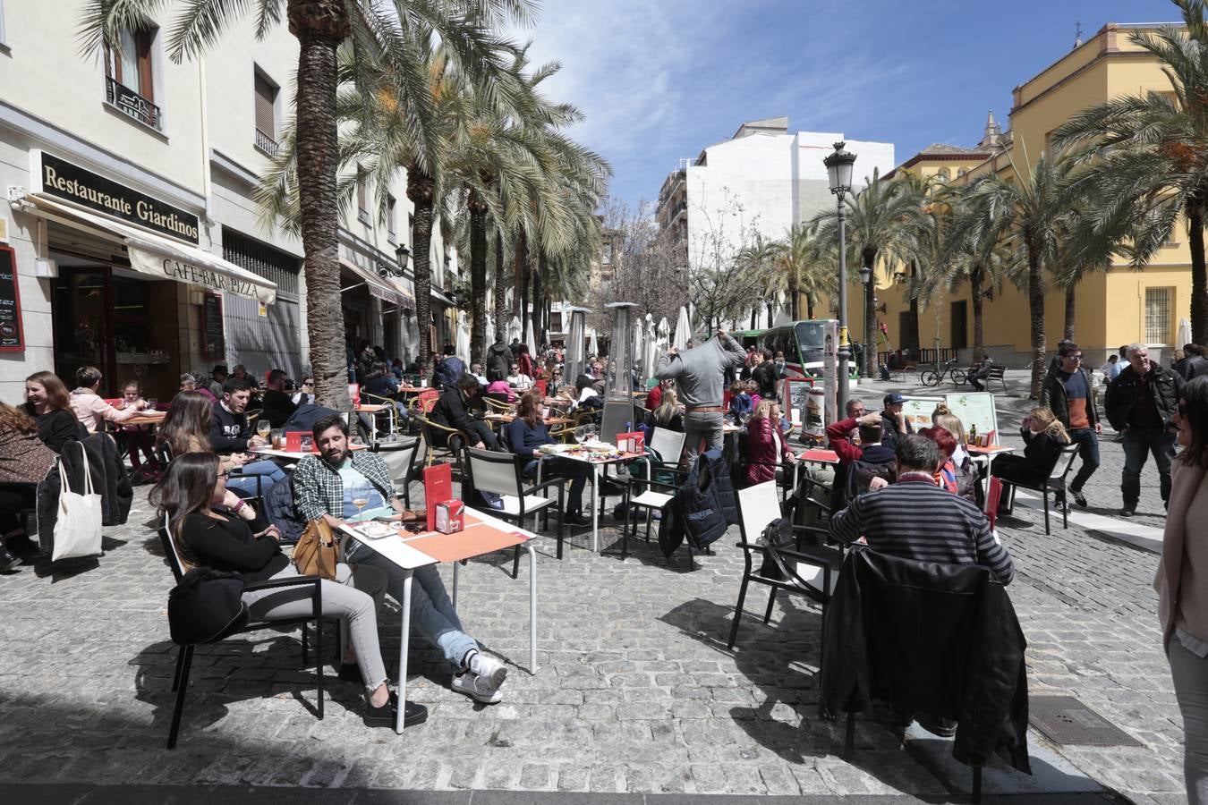 El Sábado Santo luce lleno de visitantes en las principales calles de la capital