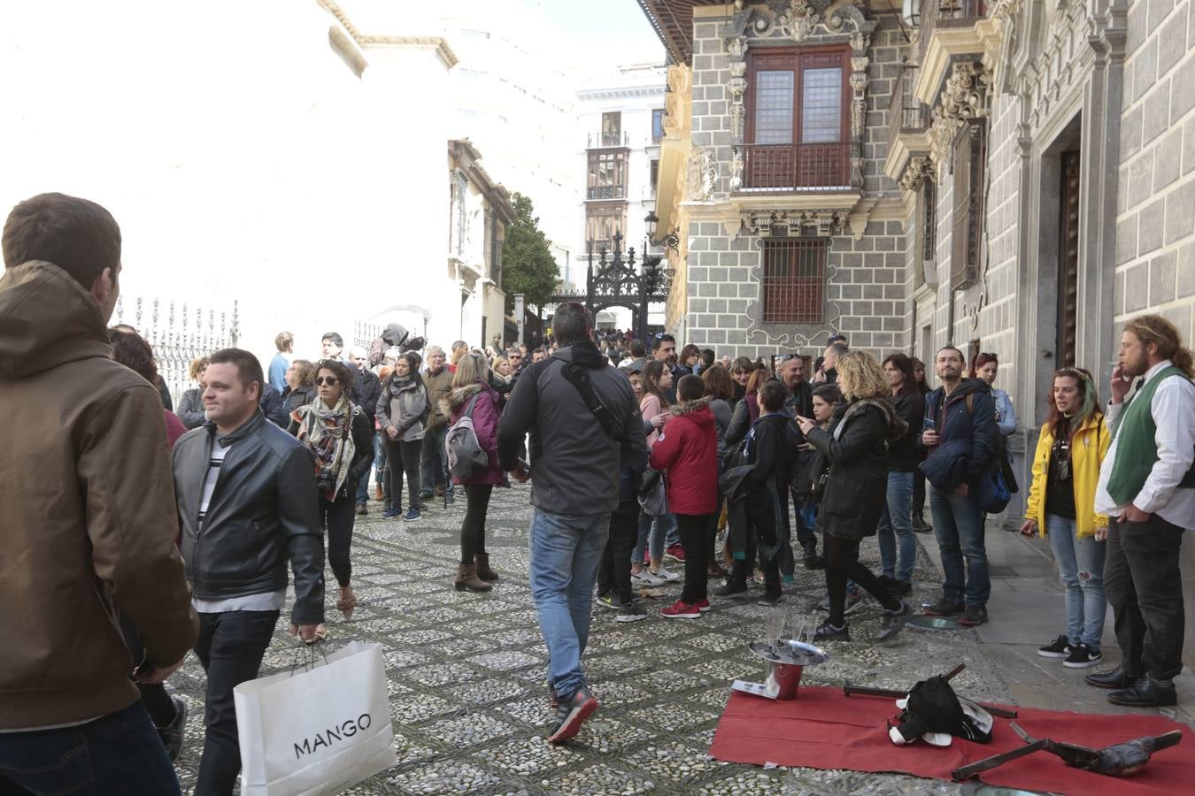 El Sábado Santo luce lleno de visitantes en las principales calles de la capital