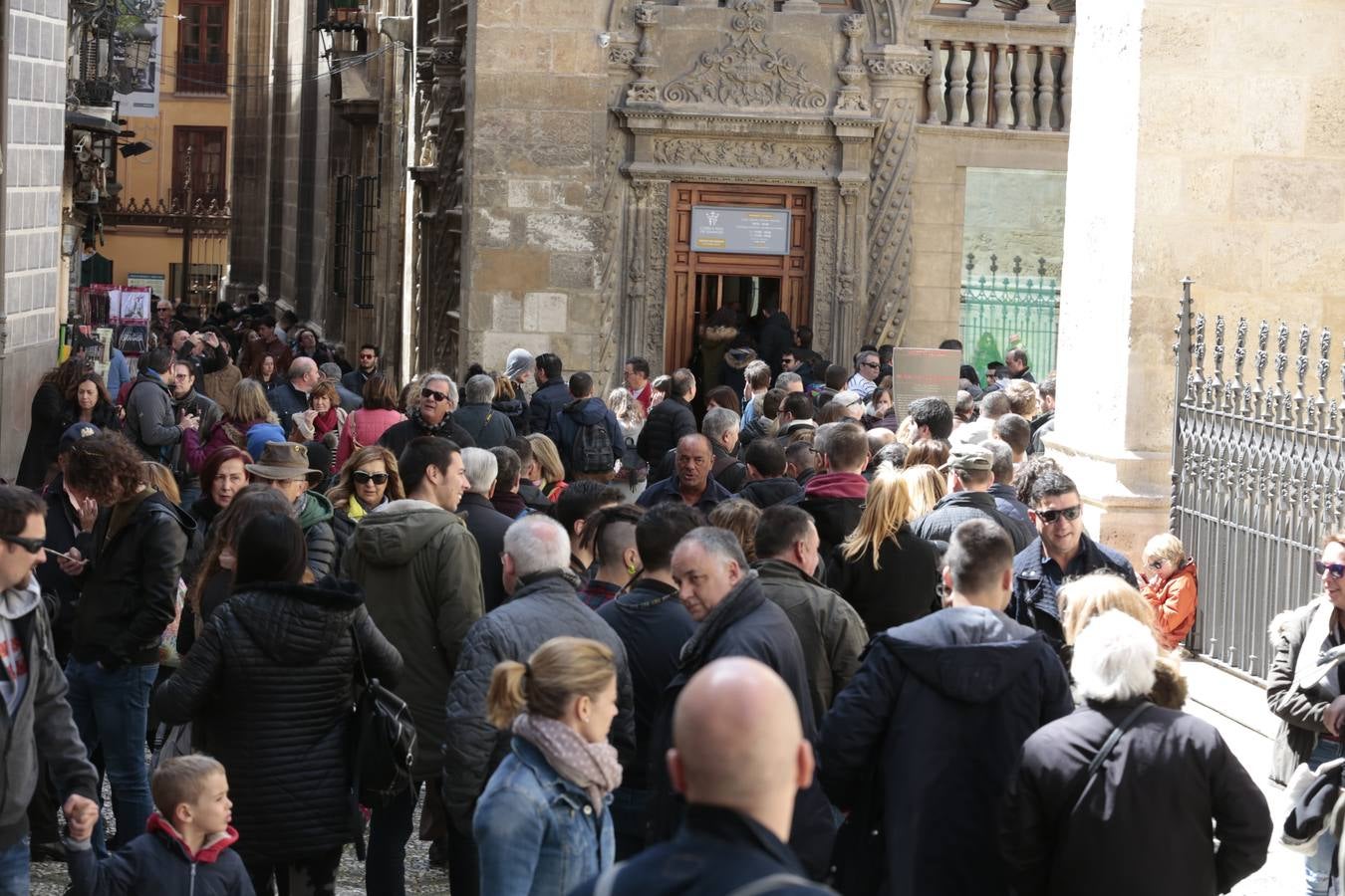 El Sábado Santo luce lleno de visitantes en las principales calles de la capital