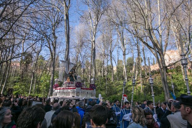 Un año más centenares de personas escogieron el bosque de la Alhambra para presenciar el paso de la cofradía del Sábado Santo. 