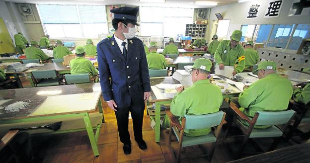 Un guardián vigila el taller de la cárcel de Onomichi, donde trabajan ancianos reclusos japoneses.