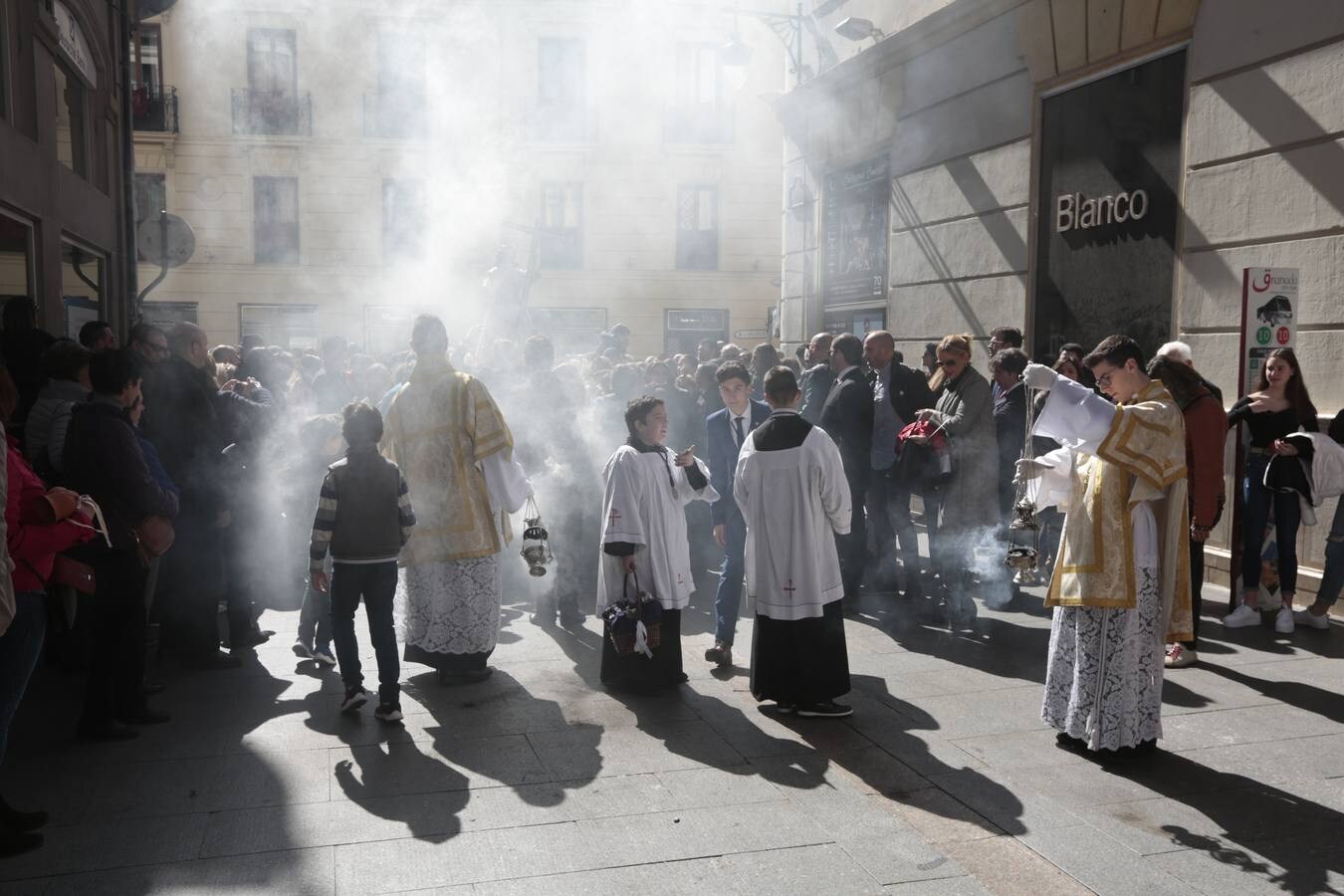 Los niños son los grandes protagonistas de la mañana del Domingo de Resurrección, especialmente con la procesión de Los Facundillos. Y no solo porque quienes lo desean pueden meterse bajo las andas a llevar al Niño Jesús, sino también porque los más pequeños no dejan de hacer sonar campanas de barro.