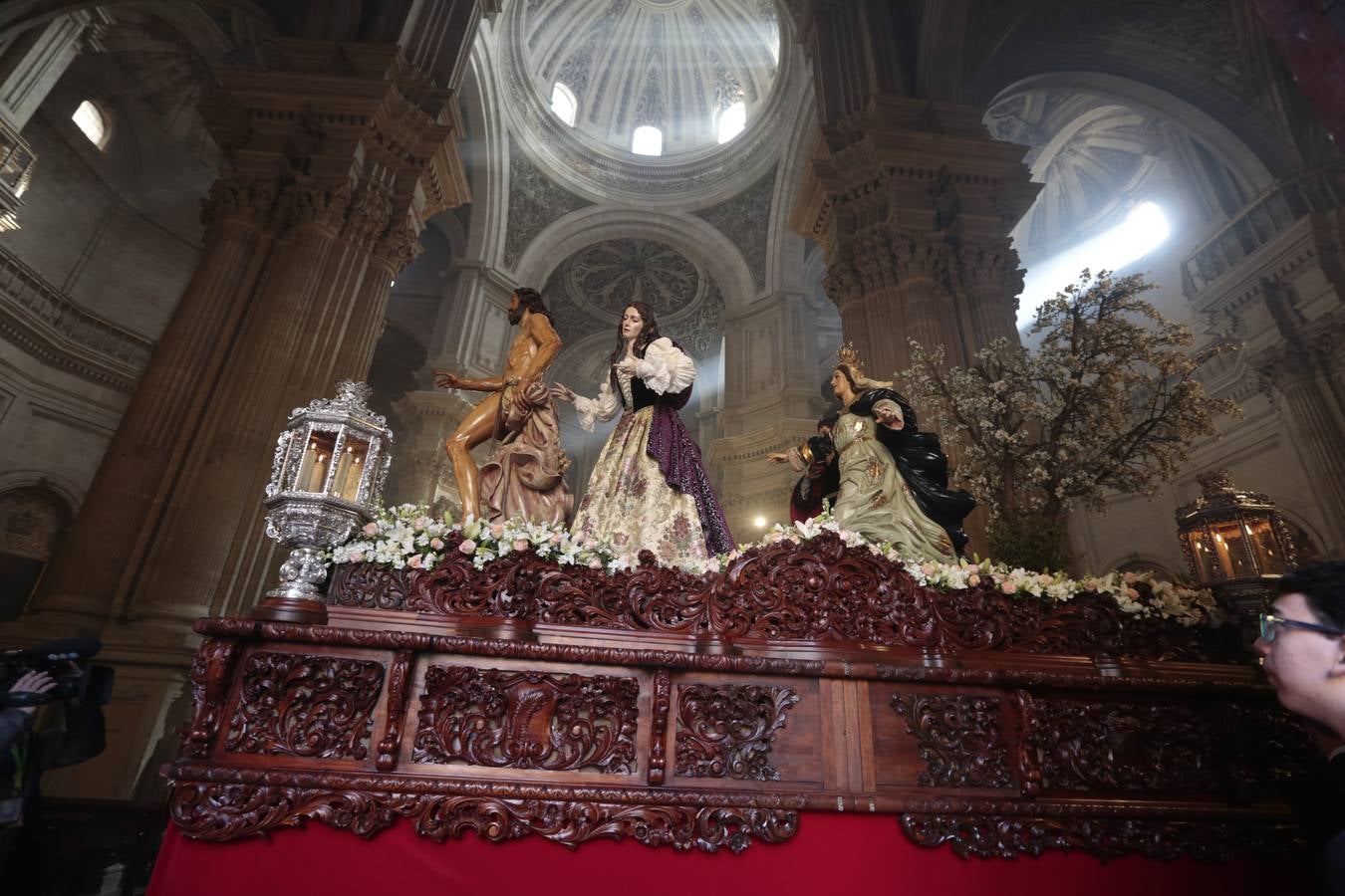 La cofradía del Resucitado de Regina Mundi pone hoy en la calle el gran estreno de esta Semana Santa. Se trata de las nuevas imágenes secundarias del paso: la Magdalena, San Juan y San Pedro. Las mismas ha sido realizadas por Israel Cornejo y vestidas por Benjamín Rodríguez. Hoy, por vez primera, salen a la calle.