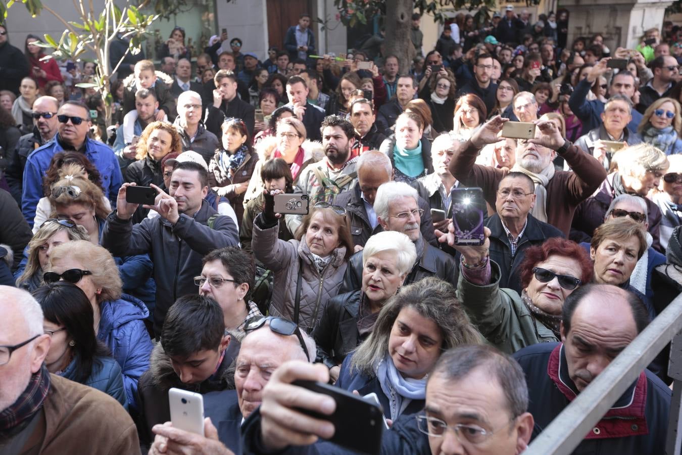 La cofradía del Resucitado de Regina Mundi pone hoy en la calle el gran estreno de esta Semana Santa. Se trata de las nuevas imágenes secundarias del paso: la Magdalena, San Juan y San Pedro. Las mismas ha sido realizadas por Israel Cornejo y vestidas por Benjamín Rodríguez. Hoy, por vez primera, salen a la calle.